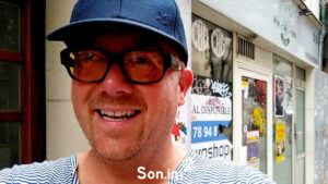 Richard_Grant_Son_im_about_Paris_cap_shades_smile