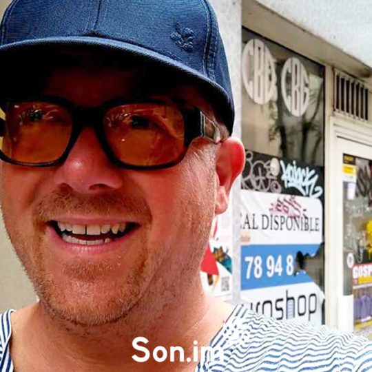 Richard_Grant_Son_im_about_Paris_cap_shades_smile